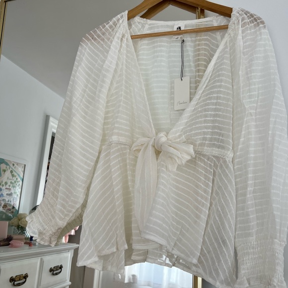 NWT VICI dolls sheer white flowy top with plunge neckline Size Medium - Picture 2 of 9